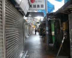 並ぶ露店の裏の軒先