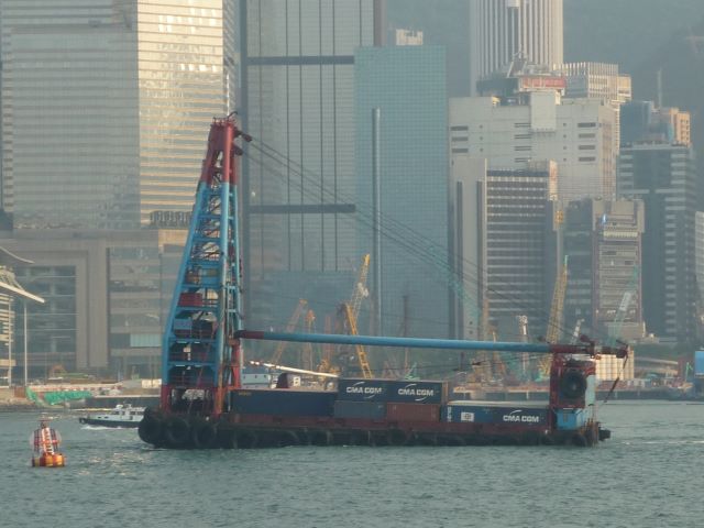 香港ビクトリア湾のコンテナ船