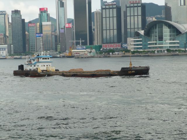 香港今にも浸水しそうなジャリ運搬船