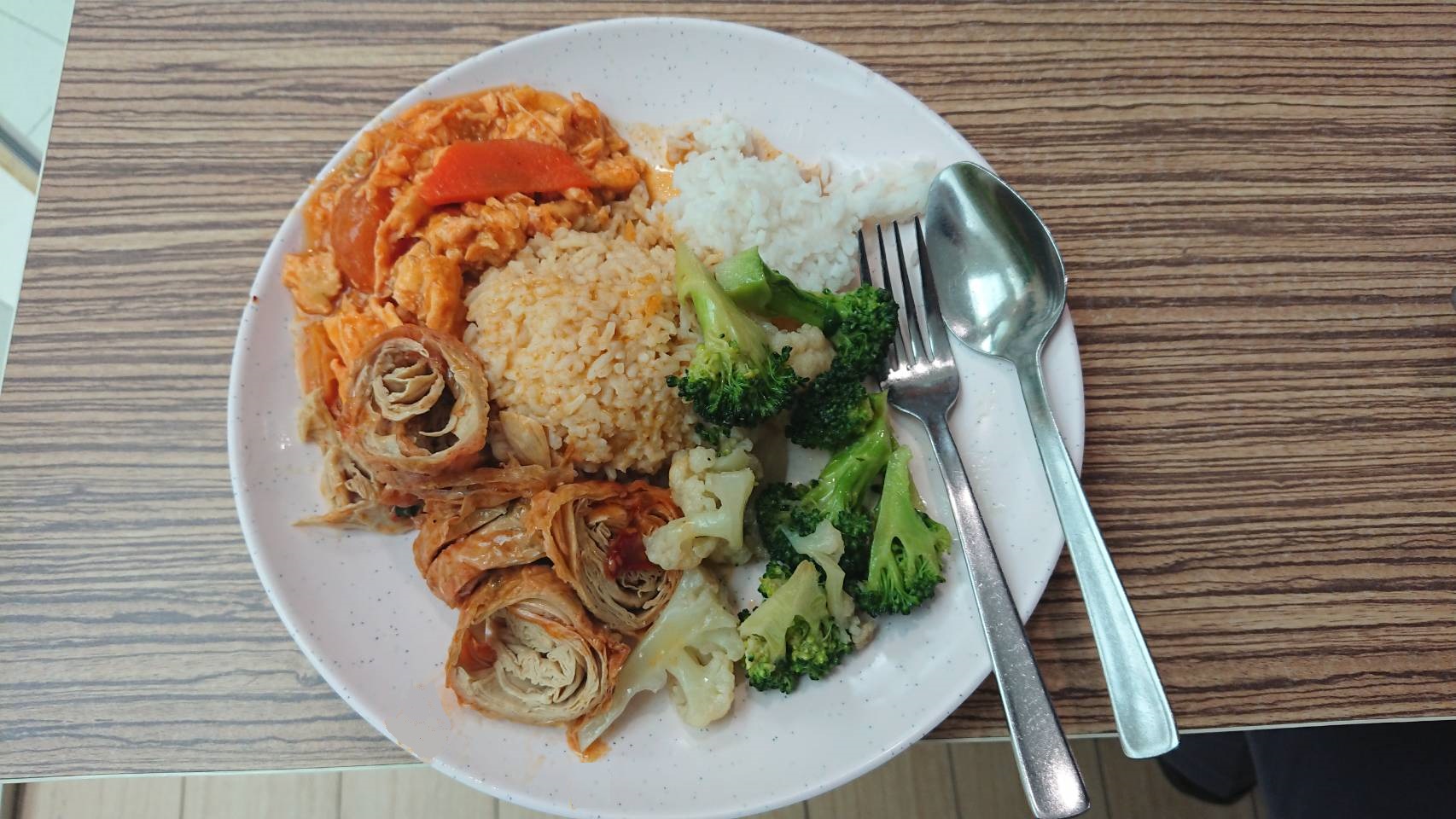 うちの会社のシンガポール事務所の近くのフード・センターにある野菜メニューのぶっかけ飯。これもうまし。昼時はいつも長い列に並びます。