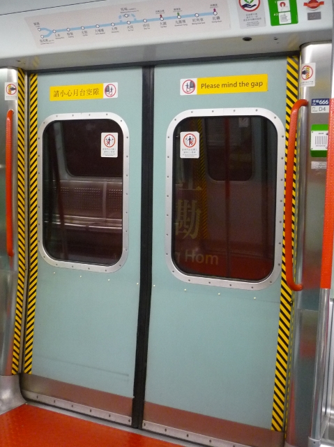 最近の電車のトビラ