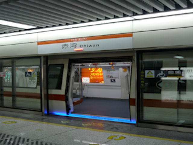 深圳の地下鉄の駅のホーム