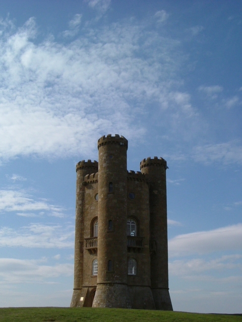 THE HEIGHEST LITTLE CASTLE IN COTSWOLDS
