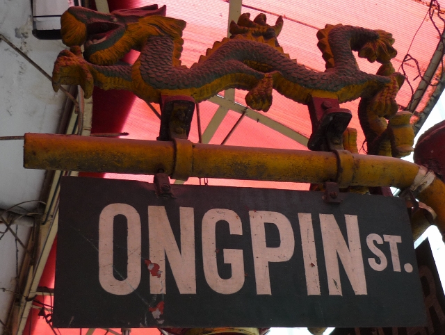 龍と一緒の Ongpin Street のふだ