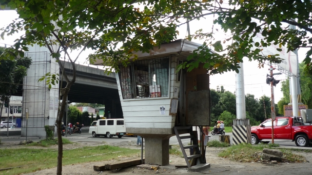 踏切の横にある踏切番の小屋。一時間に一本程度の電車なので、当然踏切番の男は...