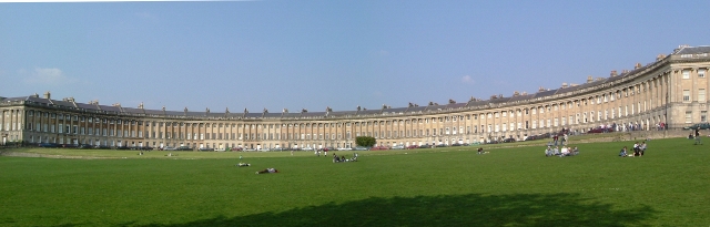 イギリスのバースの Royal Crescent  (少し前に行った時に撮った写真)